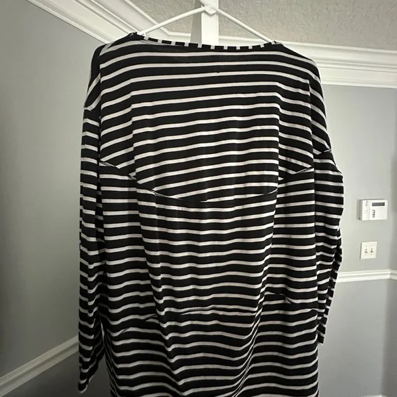 Lululemon Black and White Striped Women's Top - Picture 4 of 4